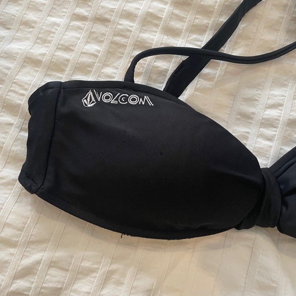 Black Volcom bikini - Picture 5 of 6